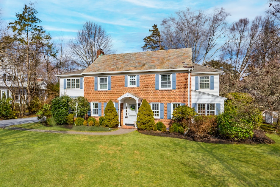 73 Westgate Boulevard, Manhasset, NY 11030, Presented by Rosemary O