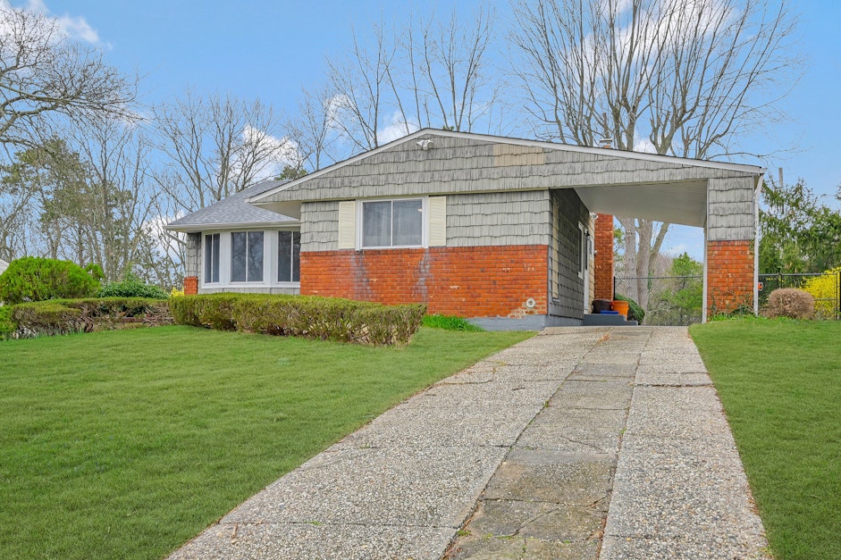 28 Morewood Drive, Smithtown, NY 11787, Presented by Jeff Stineback