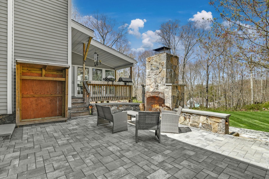 526 Barrack Hill, Ridgefield, CT 06877, Presented by Debi Orr