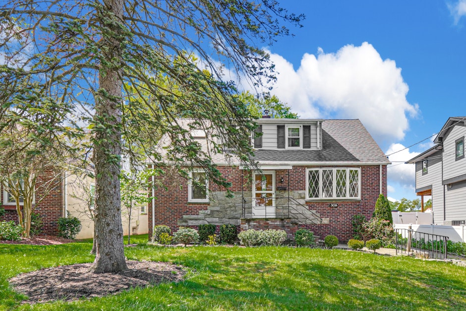 309 Denman Road, Cranford, NJ 07016, Presented by Eugene Wisniewski