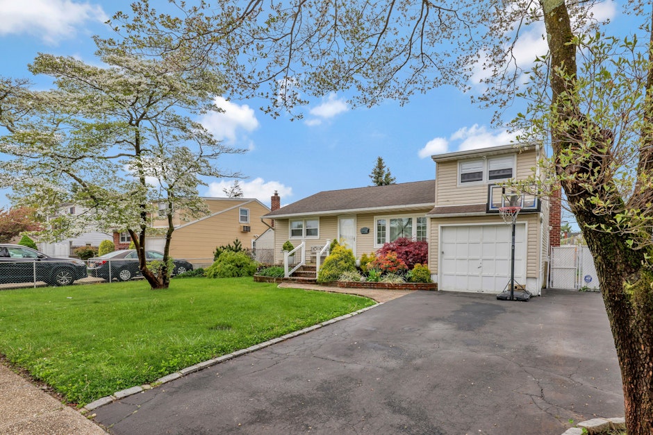 53 Scooter Lane, Hicksville, NY 11801, Presented by Lynda Leone, Realty