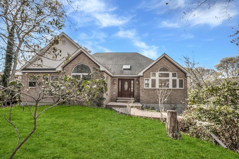 2285 Westview Drive, Mattituck, NY 11952, Presented by Melanie Mazzeo