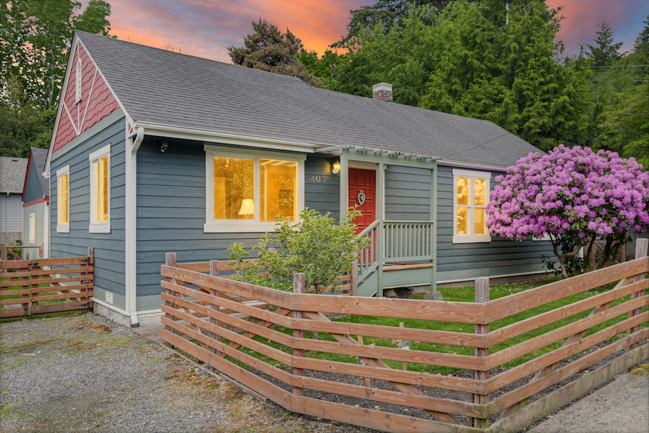 405 NW Dogwood Street, Issaquah, WA 98027, Presented by Laura White