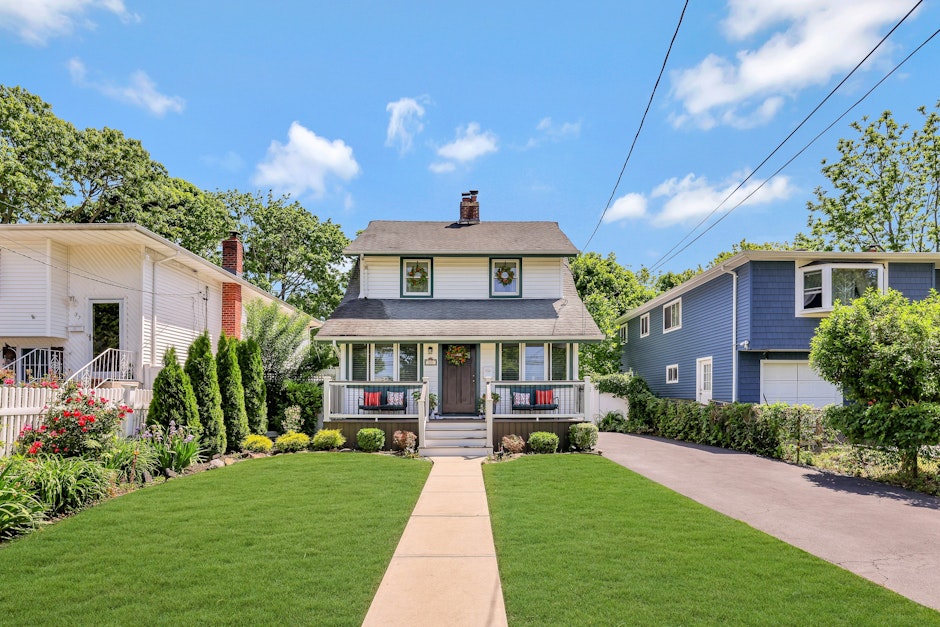 31 Vanderbilt Ave, W Babylon, NY 11704, Presented by Lynda Leone