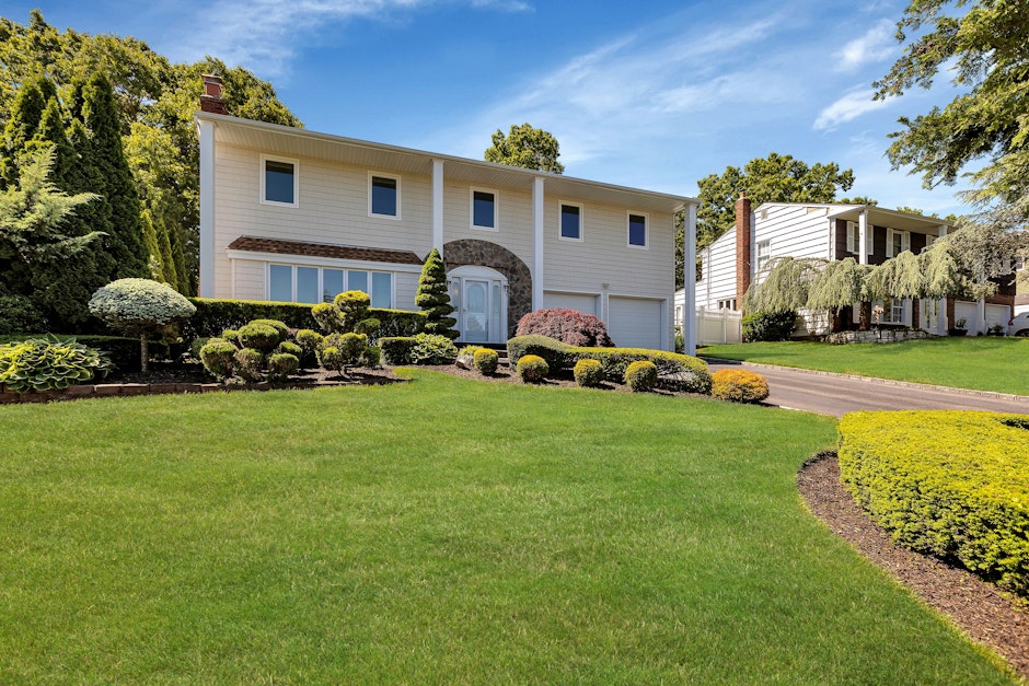 26 Abbot Road, Smithtown, NY 11787, Presented by Lori Zamore, Signature