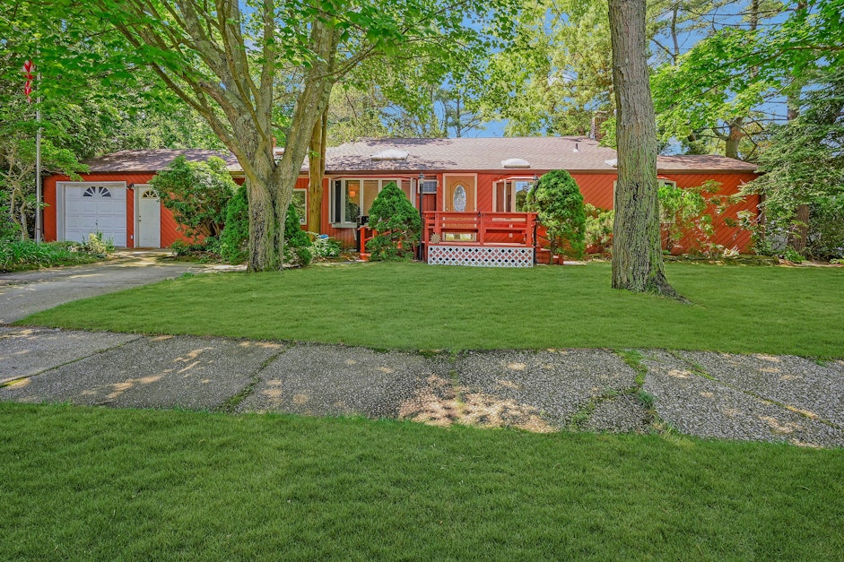 80 7th Street, Bay Shore, NY 11706, Presented by Stephen Grant, Coach